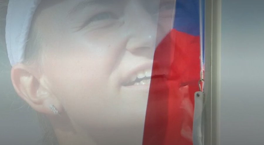 Barbora Krejcikova proudly watches the Czech flag raised