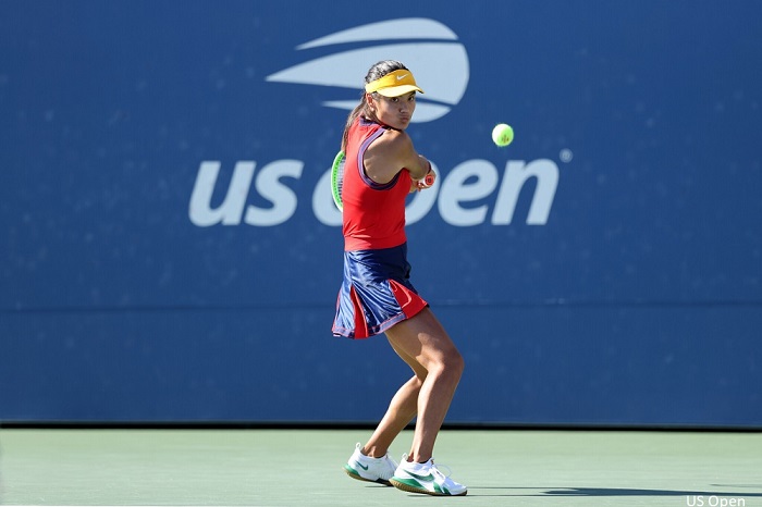 Emma Raducanu plays a backhand