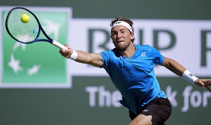 Casper Ruud stretches for a forehand
