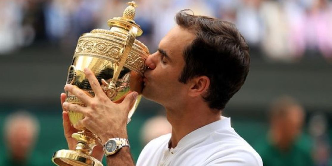 Nadal embrassant la coupe de Wimbledon 2017