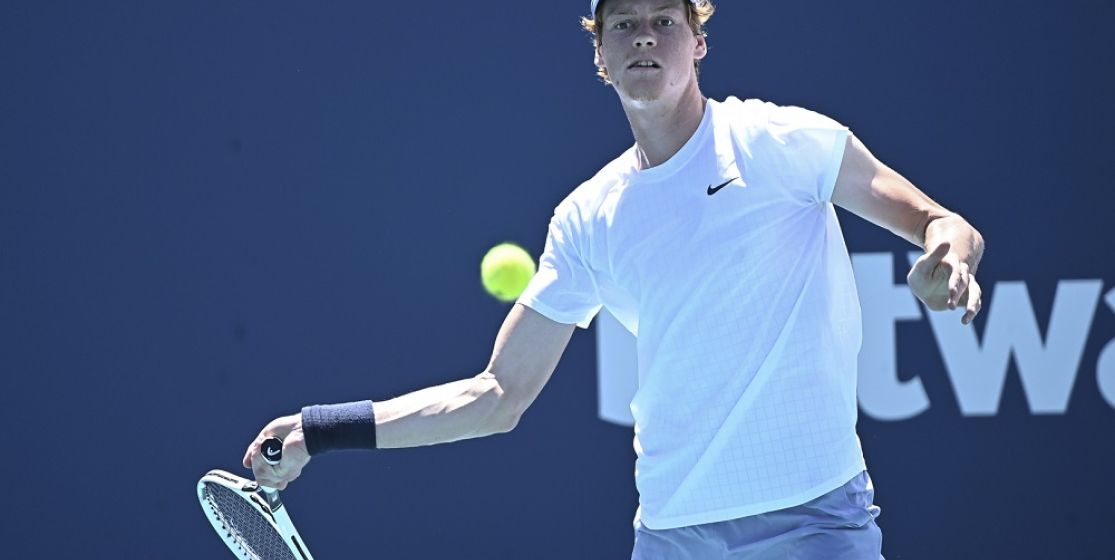 Jannik Sinner plays a forehand