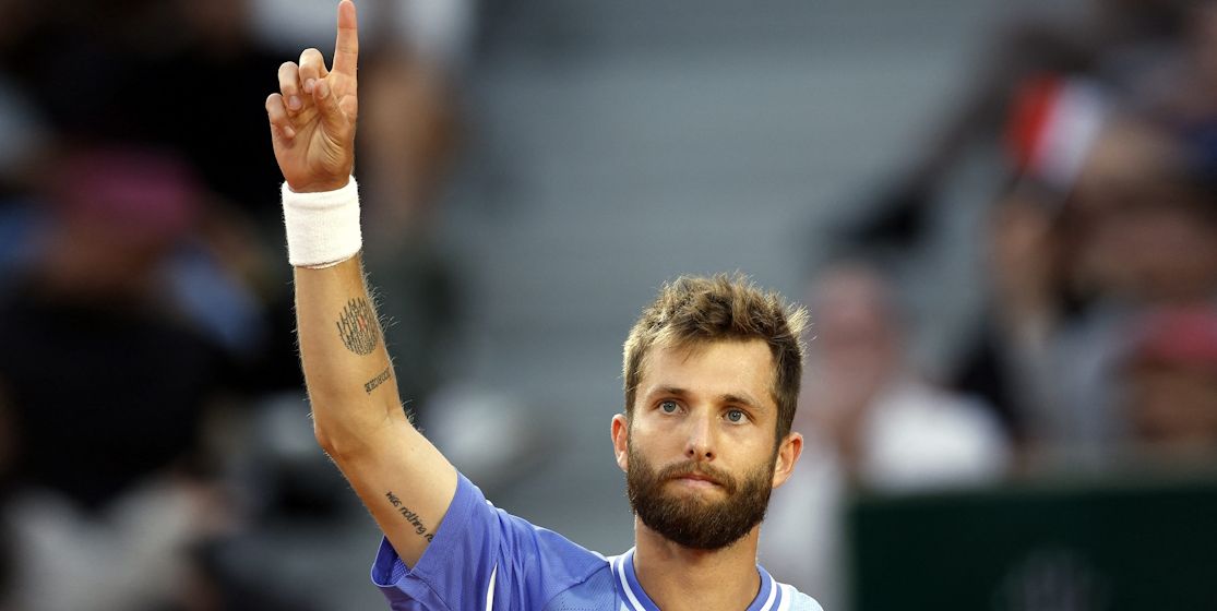 « Le travail a payé » - après une saison sans revers, Moutet enflamme Roland-Garros