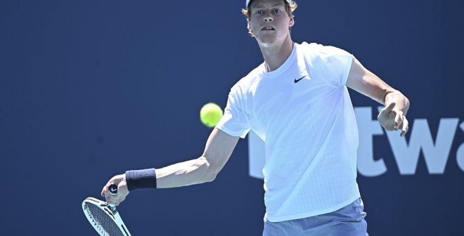 Jannik Sinner plays a forehand