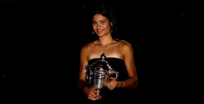 Emma Raducanu with the US Open trophy