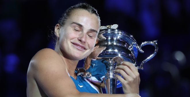 Service, mental (et palmarès) différents :  le sacre de Sabalenka à l’Open d’Australie
