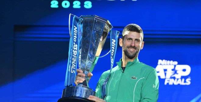 Novak Djokovic soulevant son trophée après la finale du Nitto ATP Finals de 2023
